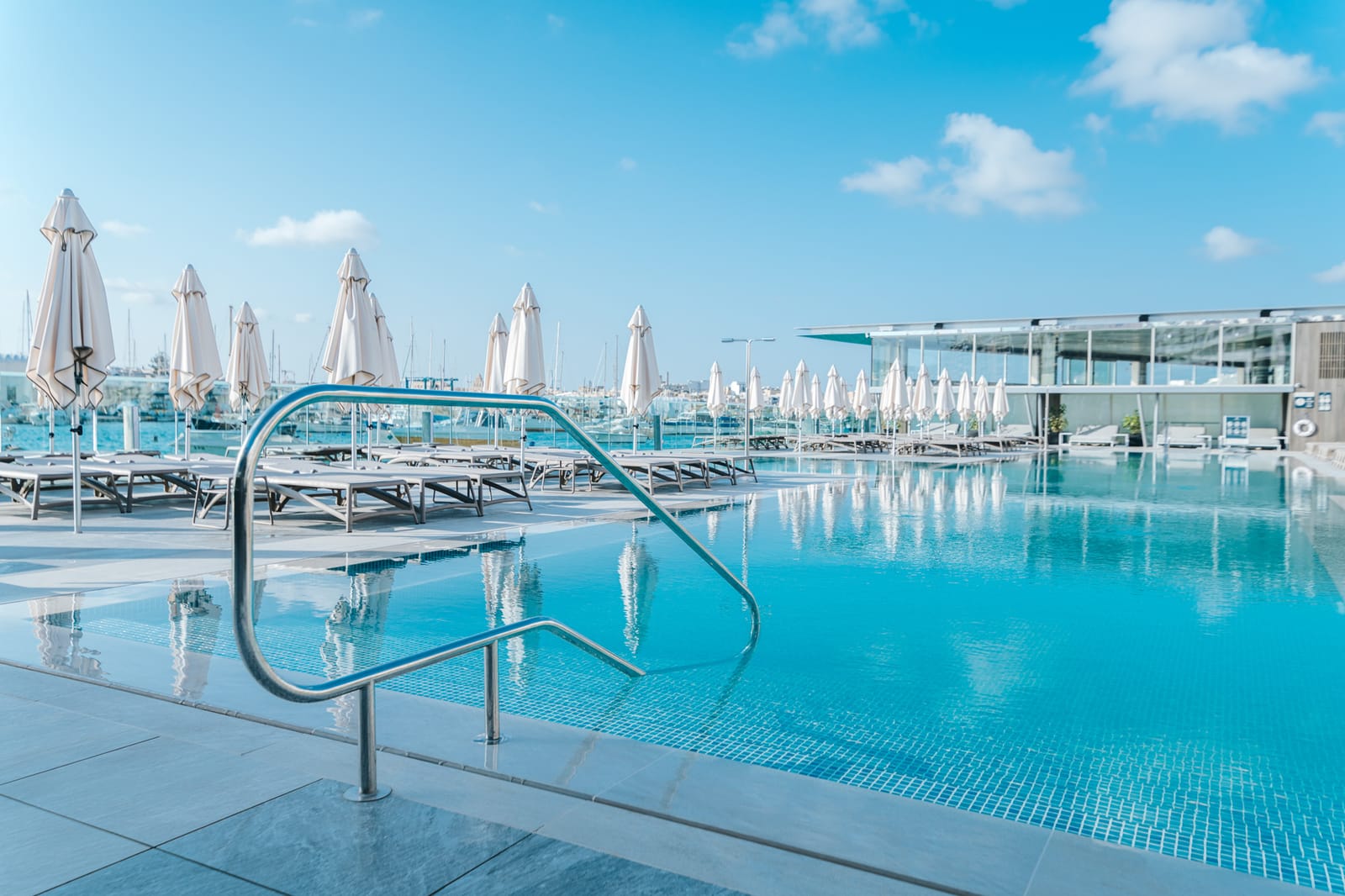Aqualuna - waterside beach club and pool in Gżira, photo 1
