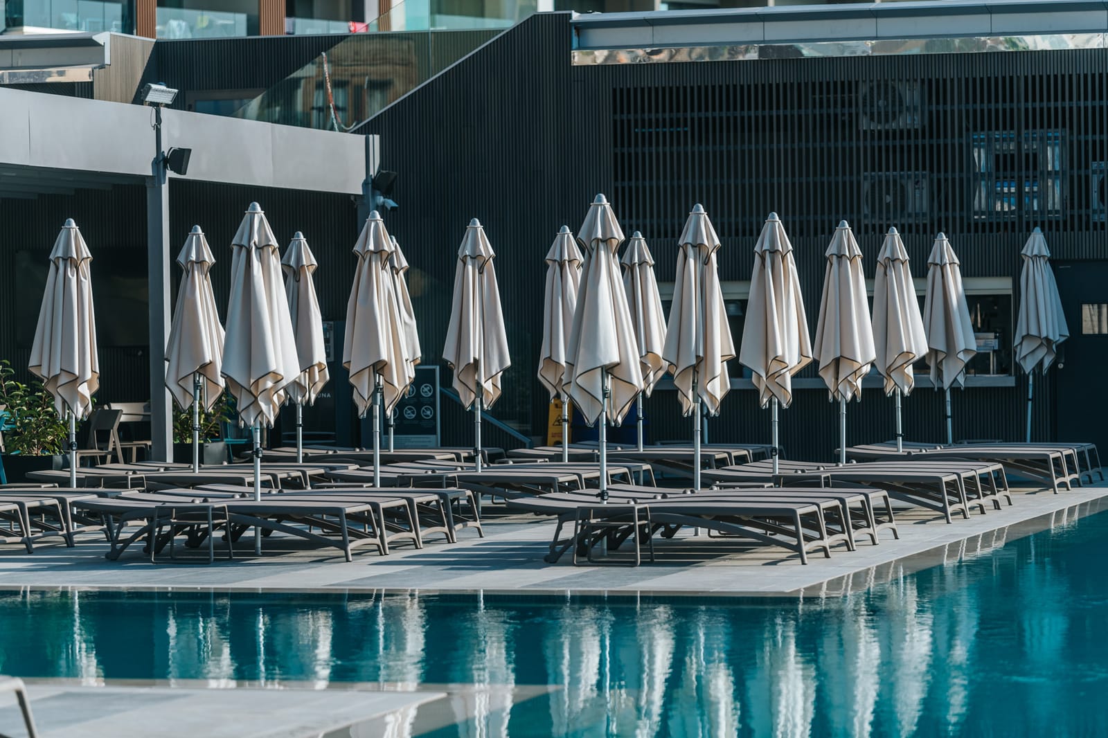Aqualuna - waterside beach club and pool in Gżira, photo 3