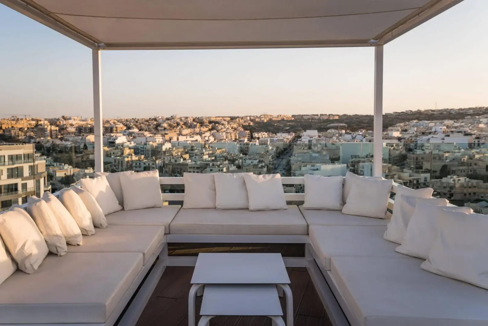 SKYBEACH - rooftop infinity pool and restaurant in St Julian's, photo 2