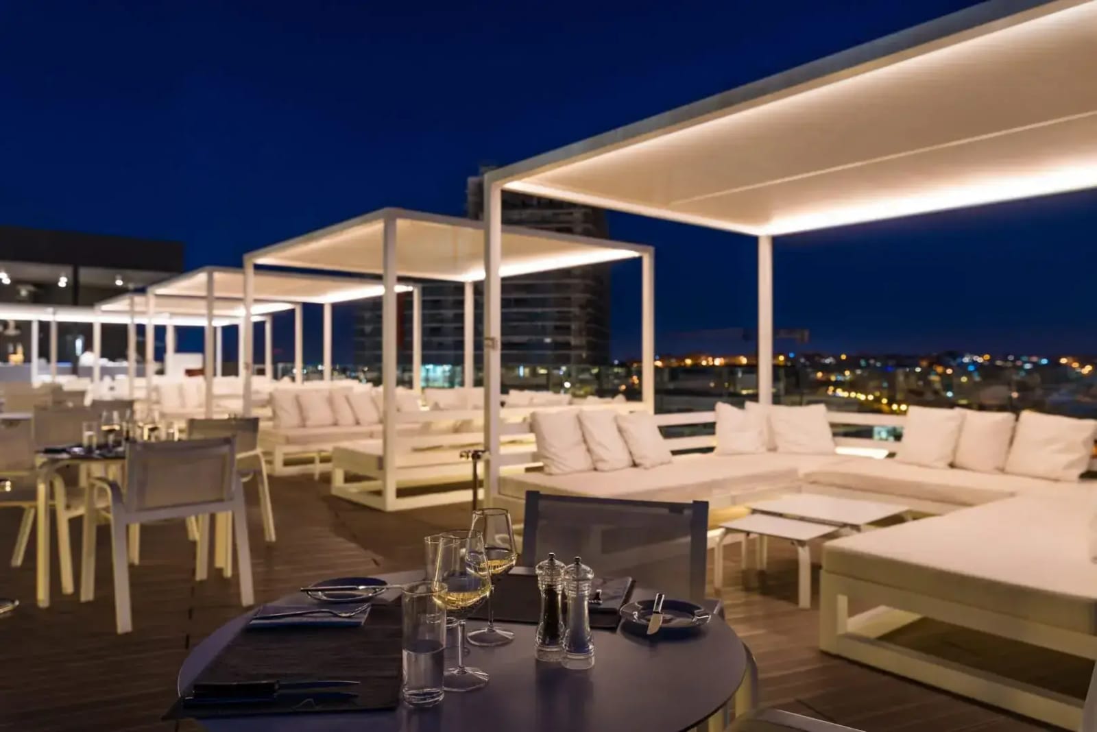 SKYBEACH - rooftop infinity pool and restaurant in St Julian's, photo 6